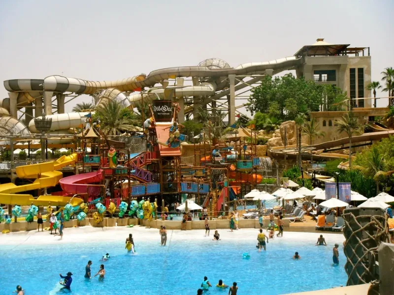 Аквапарк Wild Wadi в Дубае — горки Jumeirah Sceirah и вид на Burj Al Arab