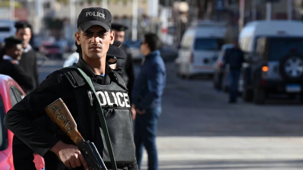 Египетский полицейский с оружием на улице города