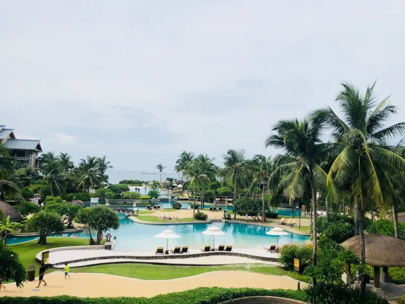 Три бухты Саньи: где тусовка, где закаты, а где рай для интровертов