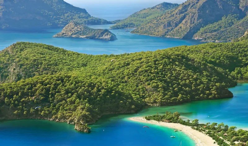 Куда поехать в ноябре и декабре 2025: лучшие направления для отпуска, где тепло и недорого