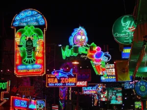 Почему Паттайя стала мировой столицей ночных приключений Ночная Walking Street в Паттайе