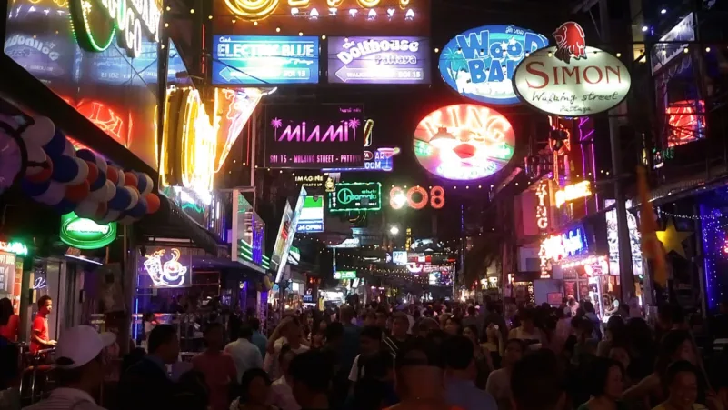 Walking Street в Паттайе ночью — неоновые вывески и толпы туристов